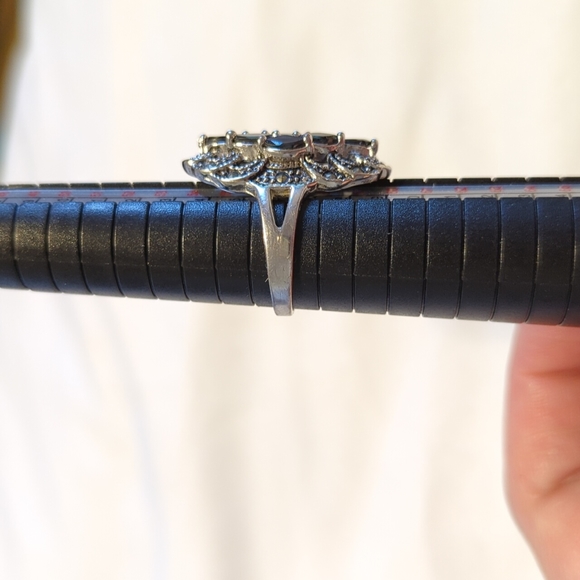 Arty Silver Tone Ring with Black Faux Diamonds - Sz 8 - Picture 13 of 13